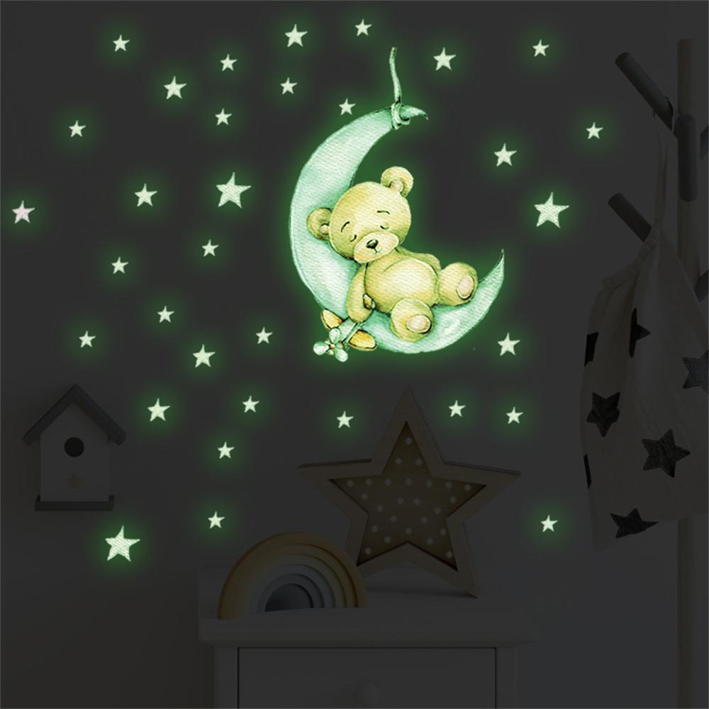 Glow In Dark Stars - Cartoon-Teddybär, der auf dem Mond und