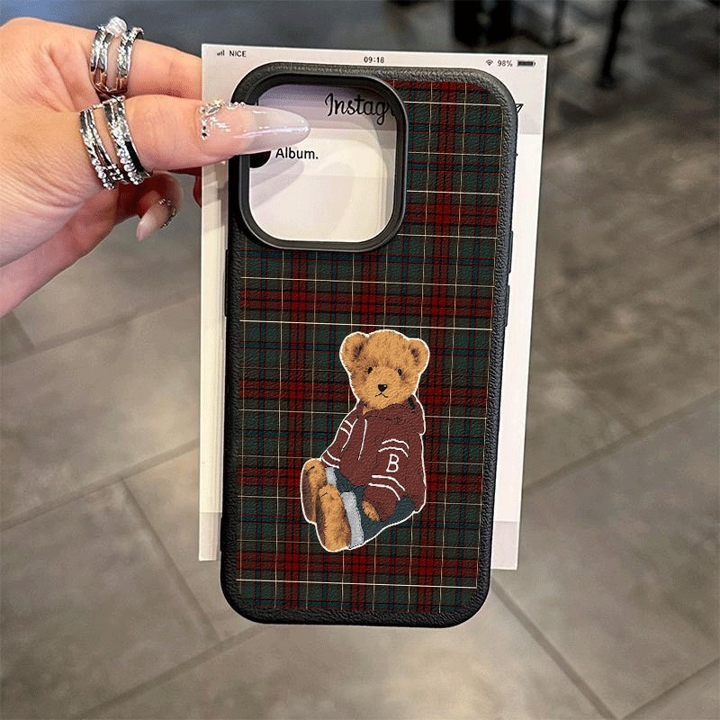 Soft Plush Doll - Gitter-Retro-Teddybär-Muster Lychee-Textur Handyhülle für iPhone 17